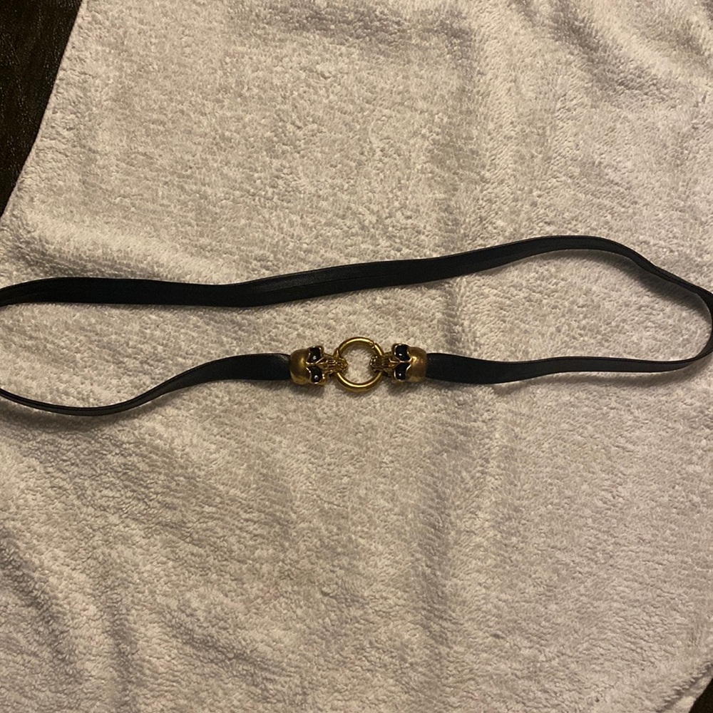 Leather necklace with skull closure
